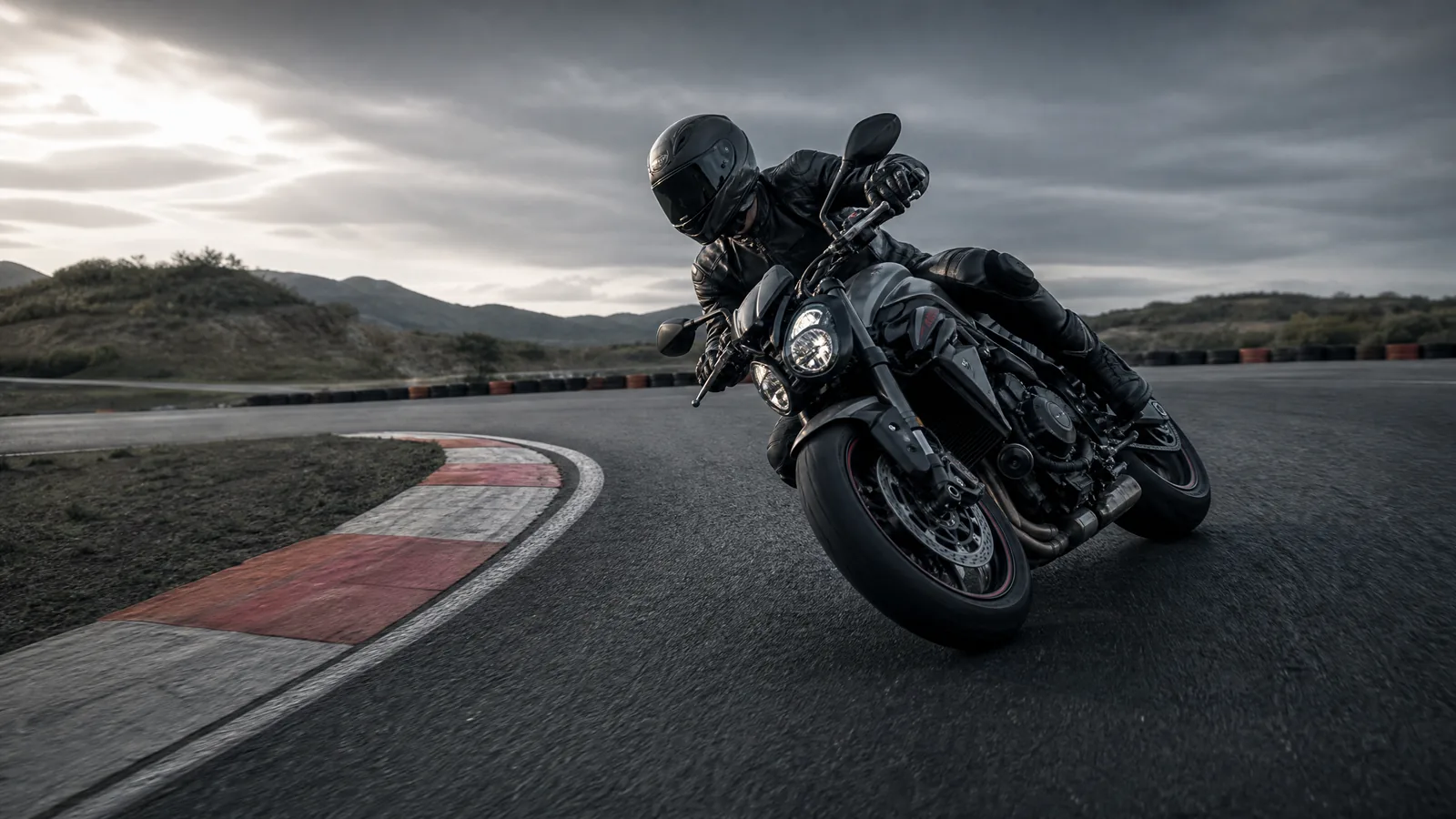 Ilustración editorial de Automifya: Frenar y tomar curvas en moto: la metodología de la DGT para practicar sin improvisar
